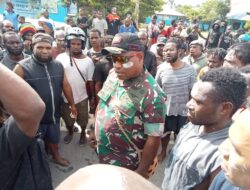 TNI Bantu Mediasi Dan Tenangkan Masyarakat, Antisipasi Meluasnya Kerusuhan Di Sinakma Wamena Papua