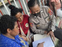Sembari Berjualan, Mama – mama Belajar Baca Tulis Bersama Polwan Polres Jayapura