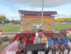 Gunakan Papan Tulis Sederhana, Aipda Harnan Duwiri Ajar Baca Tulis    