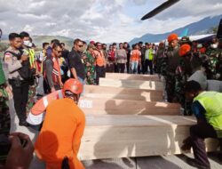 6 jenasah korban pesawat SAM air tiba di Wamena pukul 15.35 wit kemudian jenasah di masukan ke dalam peti dan di terbangkan ke bandar udara sentani