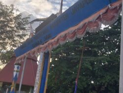 Bendera Merah Putih Usang, Masih Terpasang Di Pintu Gerbang Utama Kantor Bupati Jayapura