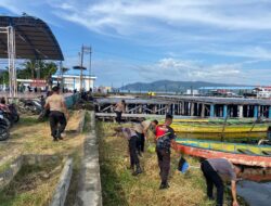 Polres Jayapura Kerahkan Personilnya Bersih – Bersih di Pantai Khalkote, Dukung Dan Sukseskan FDS XIII