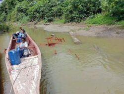 Salah Paham, Meja Sekolah Bantuan Dinas Pendidikan Dibuang Warga ke Sungai