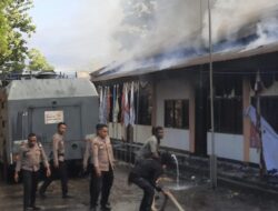 Kantor KPU Dan Radio Kenambai Umbai Kabupaten Jayapura Hangus Terbakar, Pihak Polres Masih Selidiki. 