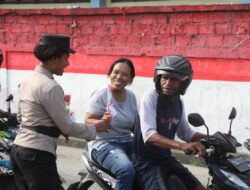 HUT ke 75, Polwan Polres Jayapura Bagikan Bunga ke Pengendara Yang Melanggar