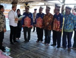Menteri Agraria dan Tata Ruang Serahkan Sertifikat Tanah di Distrik Kemtuk Gresi