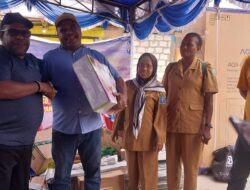 DPMK dan OAP Provinsi Papua menyerahkan bantuan kepada 8 kelompok usaha OAP di Kabupaten Jayapura