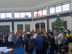 Detik-Detik Menunggu Kedatangan Jenazah Mantan Gubernur Provinsi Papua Alm. Lukas Enembe