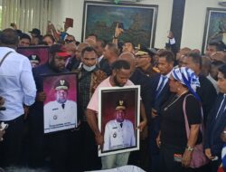 Kedatangan Jenazah Mantan Gubernur Provinsi Papua Alm. Lukas Enembe Disambut Dengan Air Mata