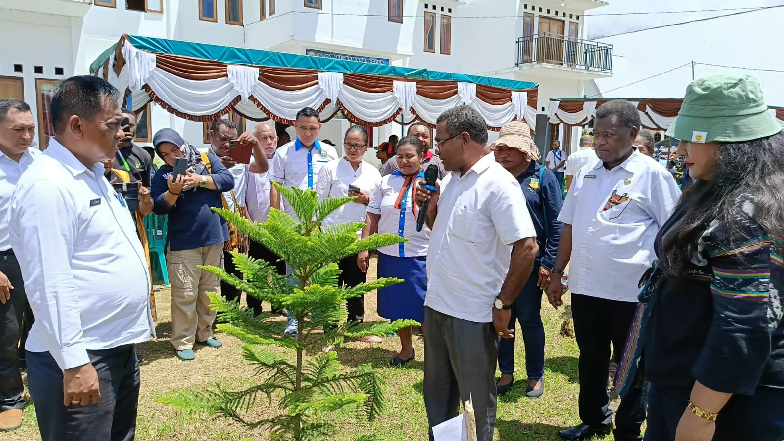 Ketua Klasis Waibu Moi, Pdt Billy Hokoyoku Saat Melakukan Penanaman Pohon di Area Gedung Kalasis Waibhu Moi, Rabu 28/02/2024.