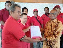 Siap Bertarung Pada Pilkada 2024, Alpius Toam Pertama Ambil Formulir Pendaftaran di PDIP