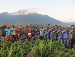 Forkopimda Papua Sapa Petani di Lahan Pertanian Lanud Silas Papare