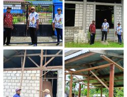 Kepala Distrik Sentani Barat Bersama Staf Berkantor di Kantor Kepala Kampung Maribu