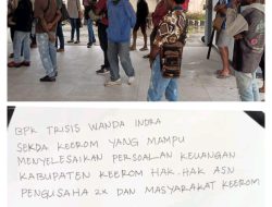 Warga Gelar Aksi Demo di Kantor Bupati Keerom