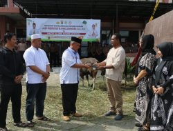 Di Momen Hari Raya Idul Adha 1445 H, Kapolres Jayapura Serahkan Satu Ekor Sapi