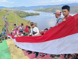 Pembentangan 1000 Meter Bendera Merah Putih di Bukit Tungkuwiri Disaksikan Ribuan Masyarakat