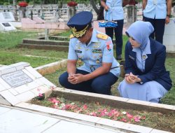 Danlanud Spr Pimpin Ziarah Rombongan, Peringatan Hari Bakti TNI Angkatan Udara ke-77 di TMP Kusuma Trikora