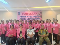 Gunakan Dana Otsus, Disnakertrans Lakukan Pelatihan Tata Rias Pengantin Bagi 20 Perempuan OAP