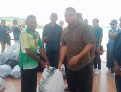 Bangkitkan Ekonomi Masyarakat Pj Bupati Triwarno Salurkan Bantuan 2 Motor Tempel Kepada Kelompok Nelayan
