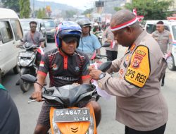 Semarak HUT RI ke 79, Polres Jayapura Gelar Konvoi Kendaraan Merah Putih dan Bagikan 1.708 Bendera Merah Putih