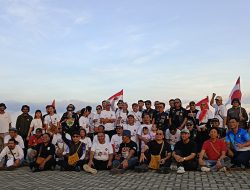 Peringati HUT Kemerdekaan RI ke- 79, Komunitas CANVAS Merah Putihkan Bukit Tungkuwiri