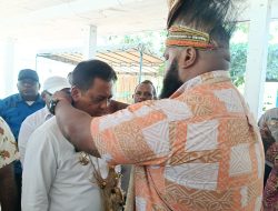 Prosesi Adat Sambut Kedatangan Penjabat Bupati Siriwa di Pendopo Adat Raiklhebey, Kampung Ifar Besar