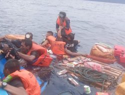 Polsek Demta Dan Masyarakat Evakuasi Kapal Kayu KLN Minasa Bakti yang Tenggelam