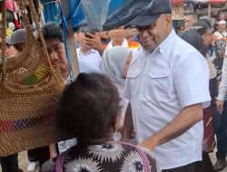 Jelang Pilkada Papua, Jalan Becek Tak Jadi Halangan Mari-Yo Blusukan ke Pasar Youtefa