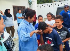 Cinta dan Peduli Pendidikan Anak, Ketua DPD Gerindra Papua Bagikan Puluhan Tas Sekolah