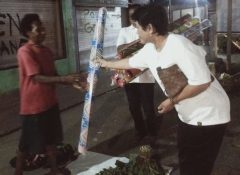 Gaji Pertama DPRK Jayapura Natalia Desi Sule Beri Puluhan Tikar Kepada Pedagang Mama Papua di Pojok Sentani