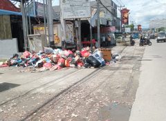 Menjelang Natal, Jalan Kota Sentani Dihiasi tumpukan Sampah