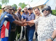 PJ Bupati Siriwa Bersama Tokoh Adat Buka Palang Jalan Waibron-Bonggrang