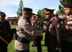 Kapolres Jayapura Pimpin Upacara Purna Tugas Anggota dan PNS Polres Jayapura