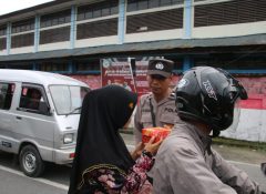 Polsek Sentani Kota Bagikan Takjil kepada Pengendara di Lampu Merah Bandara