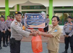 Wakapolres Jayapura Bersama Sat Samapta Bagikan Takjil di Masjid Mathla’ul Anwar Doyo Baru