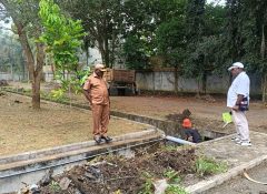 Hari Pertama Kerja, Plt Kadinkes dr. Anton Mote Bersihkan Lingkungan Kantor