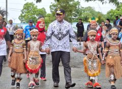 Senam Massal Peringati Hardiknas, Wabup Harus Yocku: Guru dan Orang Tua Berperan Penting Untuk Generasi Bangsa