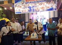Reuni Alumni SMP Negeri 1 Sentani Angkatan -94 Gunakan Seragam SMP, Wabup Haris: Tetap Jaga Kebersamaan