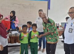 Guru dan Masyarakat Apresiasi Kunker DPD RI Henock Puraro Bersama Dukcapil
