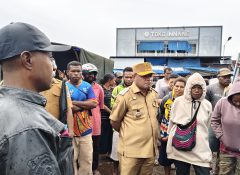 Langsung Temui Mama Mama Penjual Buah, Wabup Haris Yocku: Pedagang Buah di Pasar Phara Sentani Disiapkan Tempat