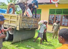 Salurkan Bantuan 6 Ton Beras ke Distrik Unurumguay, Wabup Haris Yocku: Pembagian Harus Jujur dan Adil