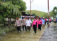 Kapolres Jayapura Dampingi Kapolda Papua Tinjau Lokasi Banjir Luapan Danau Sentani dan Salurkan Bantuan Sosial