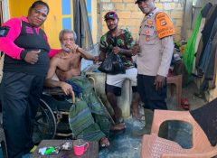 Hadir Untuk Masyarakat, Bhabinkamtibmas Polsek Sentani Kota Salurkan Bantuan Kepada Warga Terdampak Banjir di Kampung Ifale