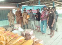 Hadir Bagi Masyarakat, Wabup Haris Yocku Salurkan Bantuan Beras dan Bapok