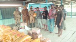 Hadir Bagi Masyarakat, Wabup Haris Yocku Salurkan Bantuan Beras dan Bapok