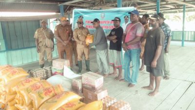 Hadir Bagi Masyarakat, Wabup Haris Yocku Salurkan Bantuan Beras dan Bapok