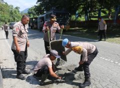 Cegah Bertambahnya Korban Kecelakaan, Polres Jayapura Cor Jalan Rusak di Tanjakan Gunung Merah Sentani