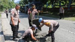 Cegah Bertambahnya Korban Kecelakaan, Polres Jayapura Cor Jalan Rusak di Tanjakan Gunung Merah Sentani