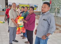 Kembalinya Papua ke NKRI, Tokoh Adat Lakukan Bakti Sosial Pembagian Sembako