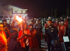 Peringati HPN, Wabup Haris Yocku Serahkan Obor Pattimura ke-209 Kepada Ikatan Keluarga Maluku Papua